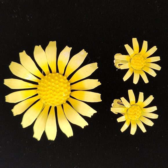 Vintage Accessories - Vintage Yellow Enamel Sunflower Brooch and Earring Set